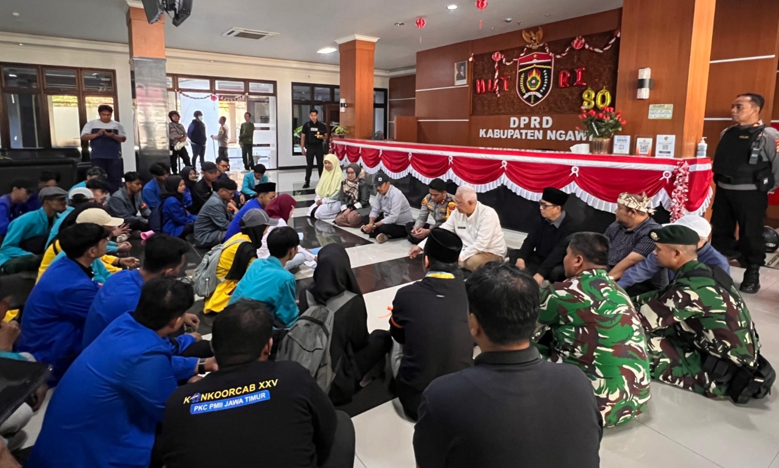 Ketua DPRD Ngawi Yuwono Kartiko menerima aspirasi mahasiswa yang menuntut pengesahan RUU Perampasan Aset, Senin (1/9). ASEP SYAEFUL/RADAR NGAWI