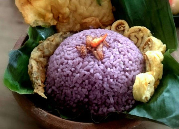 Ilustrasi nasi uduk ungu khas Sukabumi.