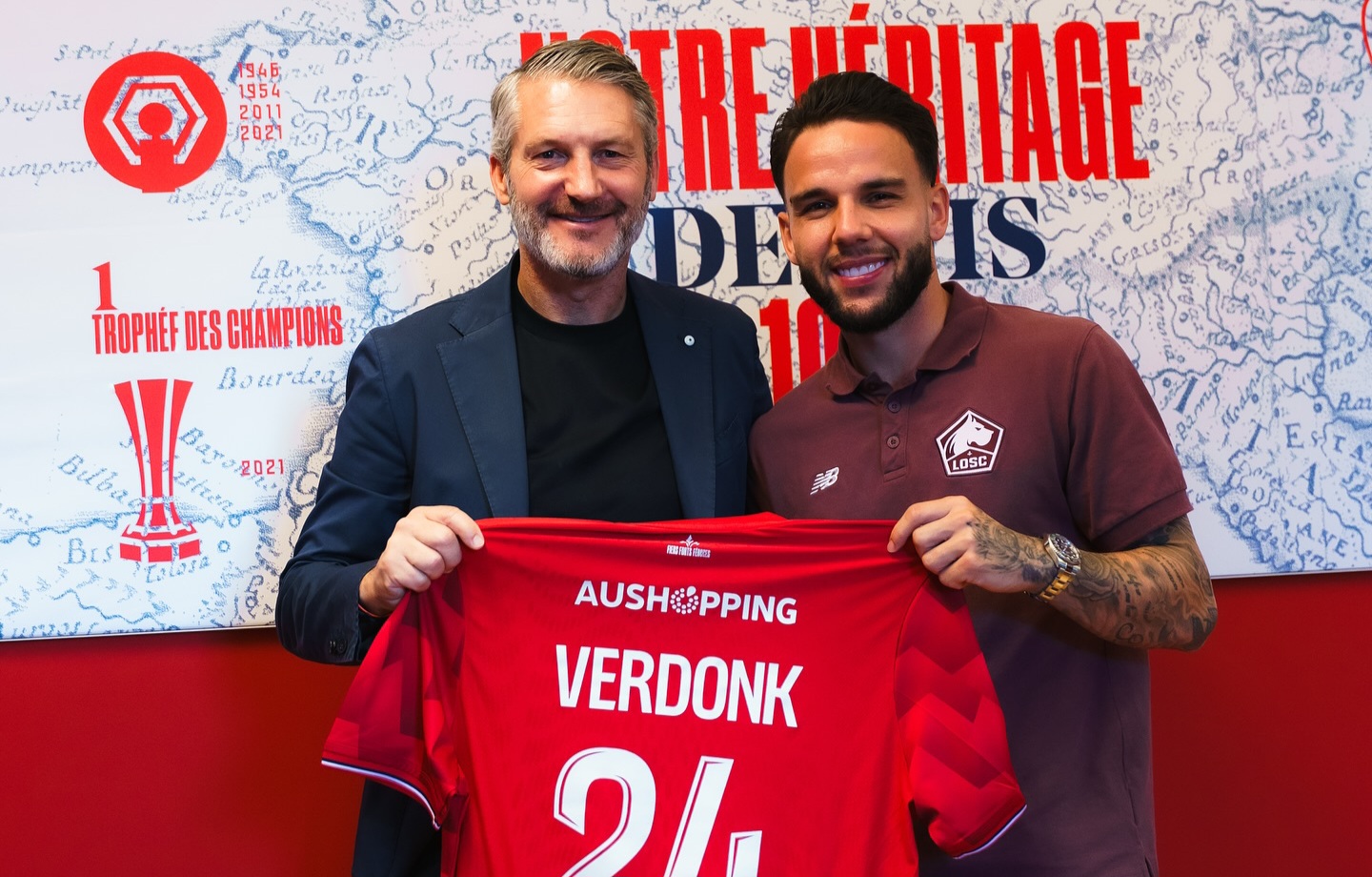 Verdonk usai tandatangani kontrak.
