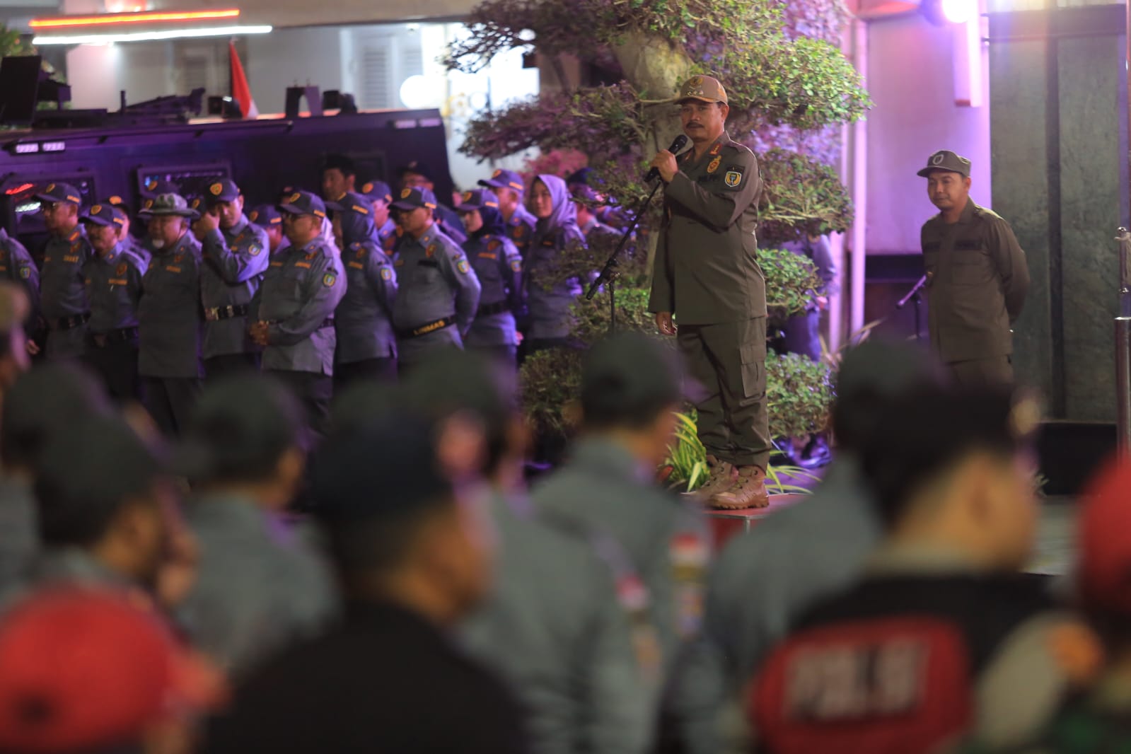 Wali Kota Madiun Maidi memimpin apel pengamanan bersama TNI, Polri, dan ASN untuk memastikan kota tetap kondusif. BAGAS BIMANTARA/RADAR MADIUN