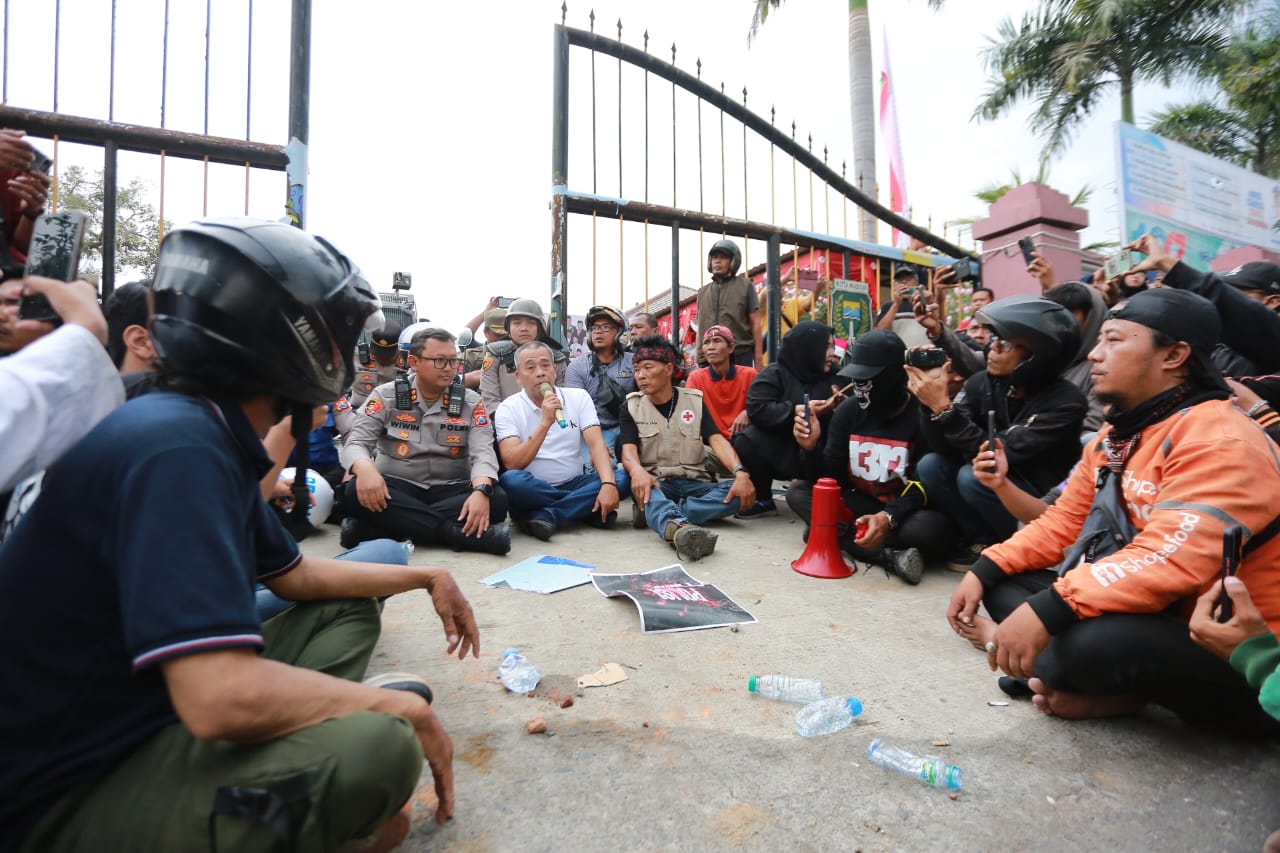 Aksi demonstrasi di berbagai daerah mulai memengaruhi aktivitas ekonomi nasional, termasuk pasar modal yang terkoreksi tajam. BAGAS BIMANTARA/RADAR MADIUN