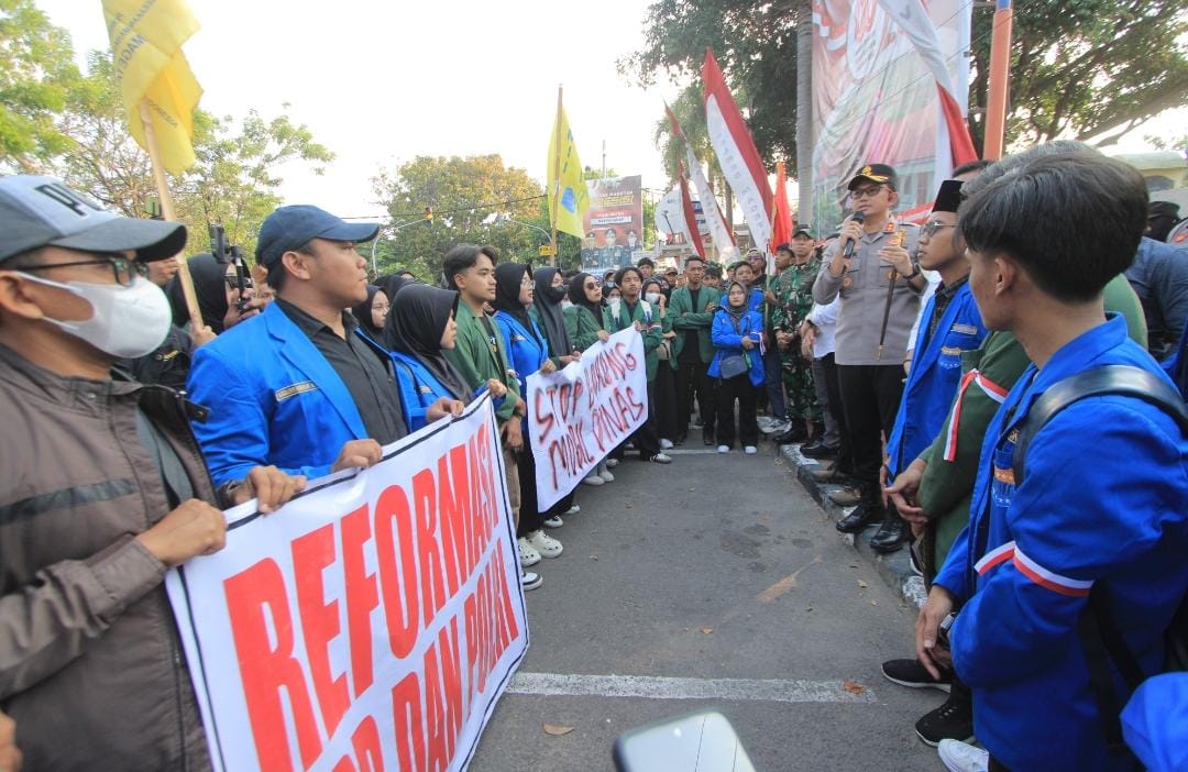 Kapolres Magetan AKBP Raden Erik Bangun Prakasa menerima perwakilan mahasiswa yang menuntut transparansi dan perbaikan layanan kepolisian. AJI PUTRA/RADAR MAGETAN