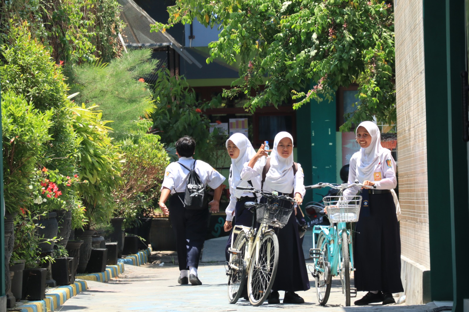 Petugas gabungan siaga di kawasan Alun-Alun dan DPRD Ponorogo, sementara sekolah diinstruksikan jalani KBM daring demi keamanan siswa. DOK RADAR PONOROGO