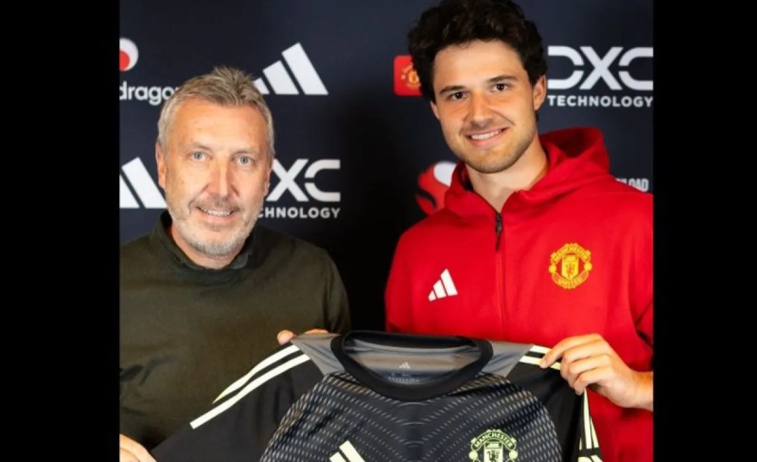 Kiper anyar Manchester United Senne Lammens (kanan) berfoto bersama Direktur Sepak Bola Jason Wilcox (kiri).