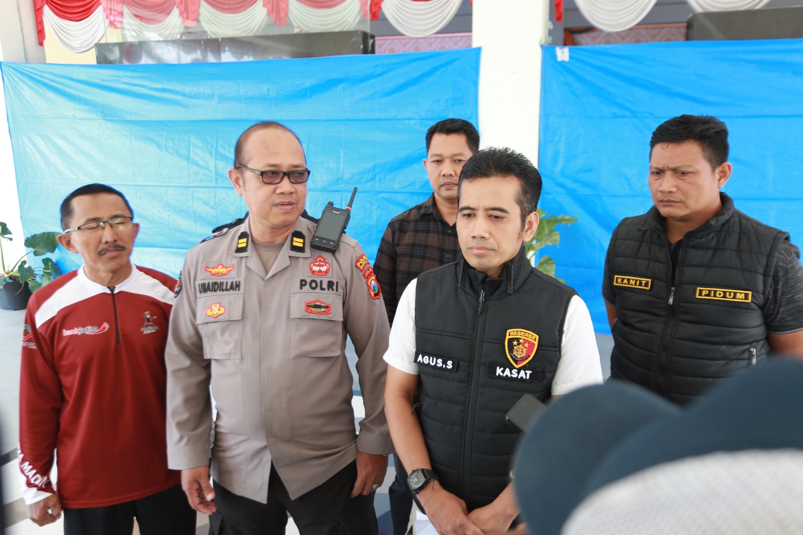Polisi memeriksa kerusakan Gedung DPRD Kota Madiun pascakerusuhan yang menimbulkan kerugian hingga Rp 530 juta. BAGAS BIMANTARA/RADAR MADIUN