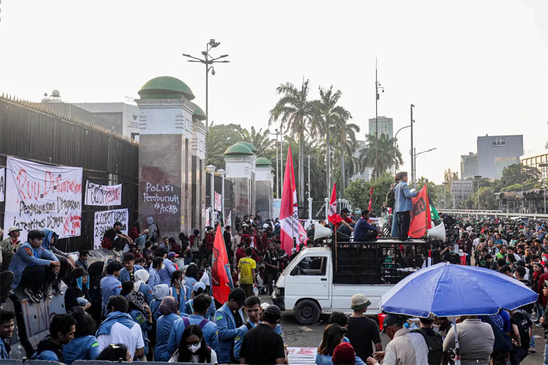 Sejumlah masa melakukan aksi ujuk rasa di depan gedung DPR MPR, Senayan, Jakarta, Senin 1 September 2025