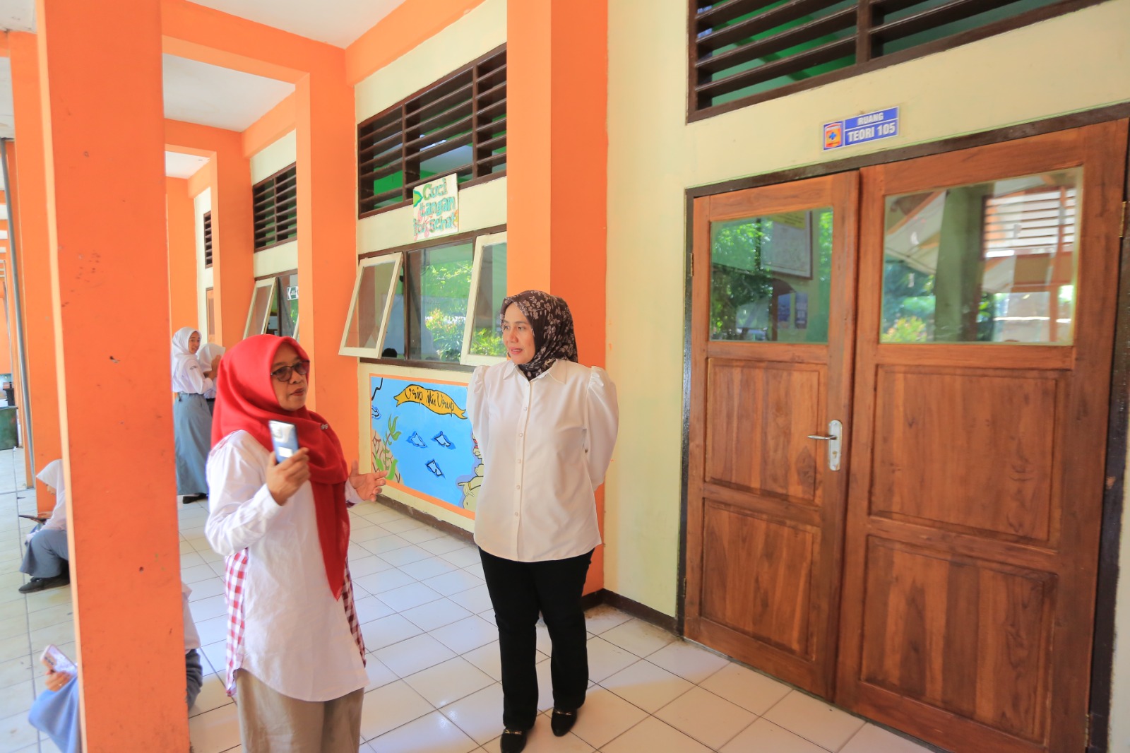 Kepala Cabdindik Madiun-Ngawi, Lena, saat sidak ke SMKN 4 dan SMAN 5 Madiun. BAGAS BIMANTARA/RADAR MADIUN