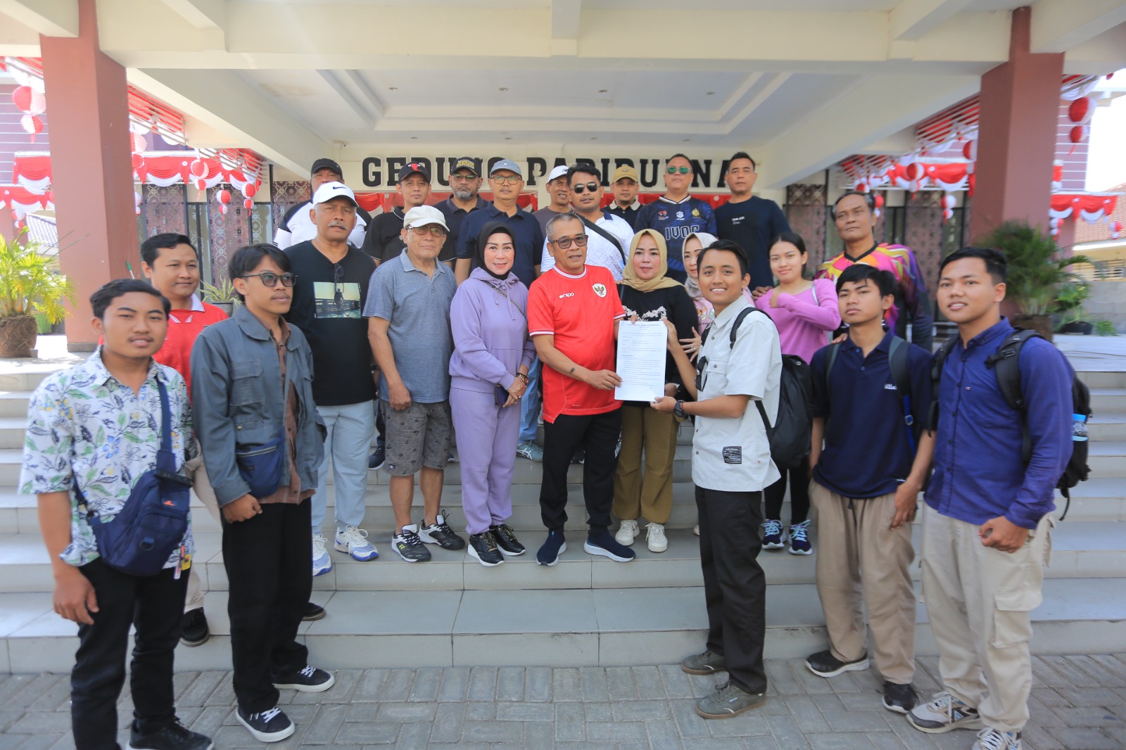 Perwakilan Forum Mahasiswa Madiun Raya menyerahkan berita acara tuntutan aksi kepada Ketua DPRD Kota Madiun Armaya, kemarin (2/9). BAGAS BIMANTARA/RADAR MADIUN