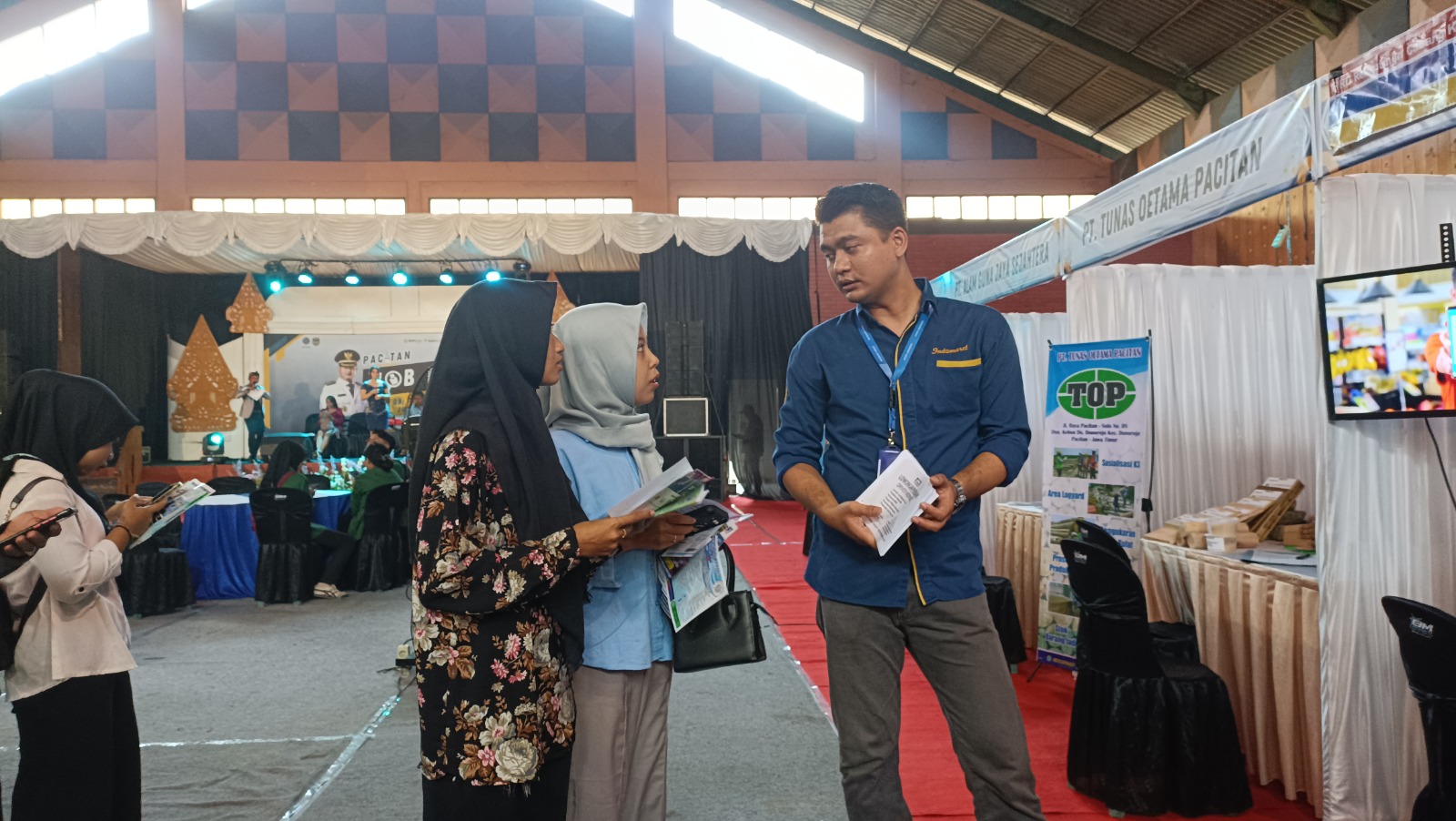 Permohonan kartu kuning (AK1) di Pacitan didominasi lulusan SMA/SMK yang baru lulus sekolah sepanjang 2025. NUR CAHYONO/RADAR PACITAN