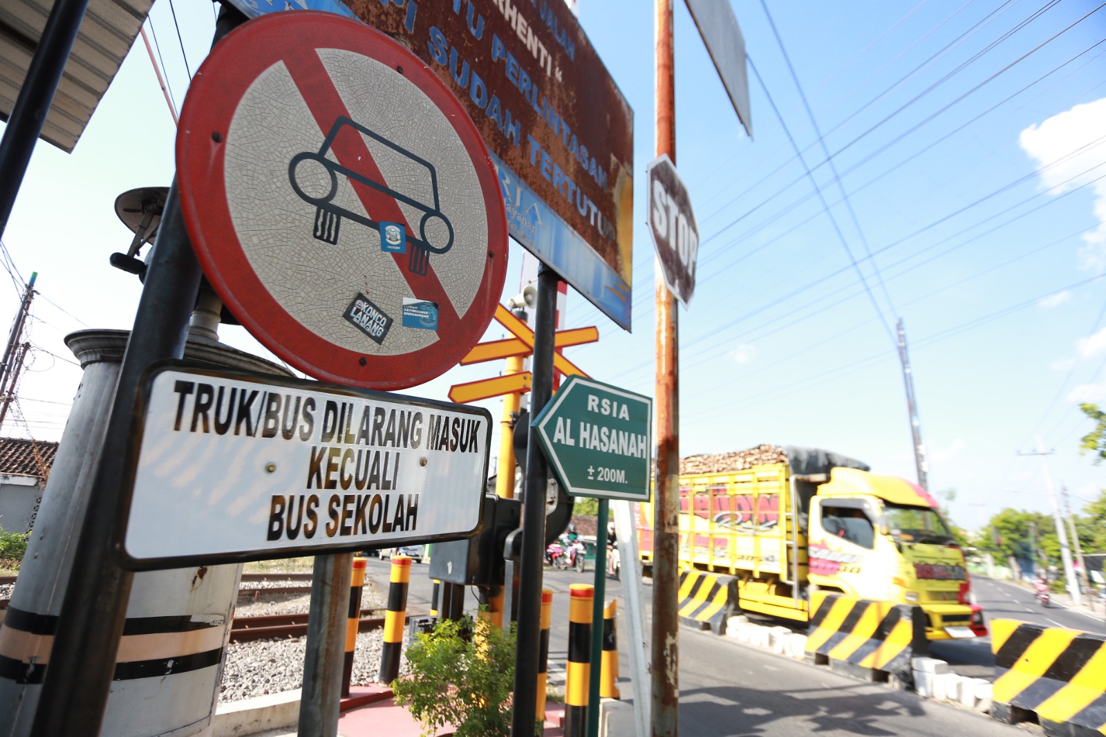 Pemasangan rambu larangan bus dan truk melintas di Jalan S Parman Madiun. BAGAS BIMANTARA/RADAR MADIUN