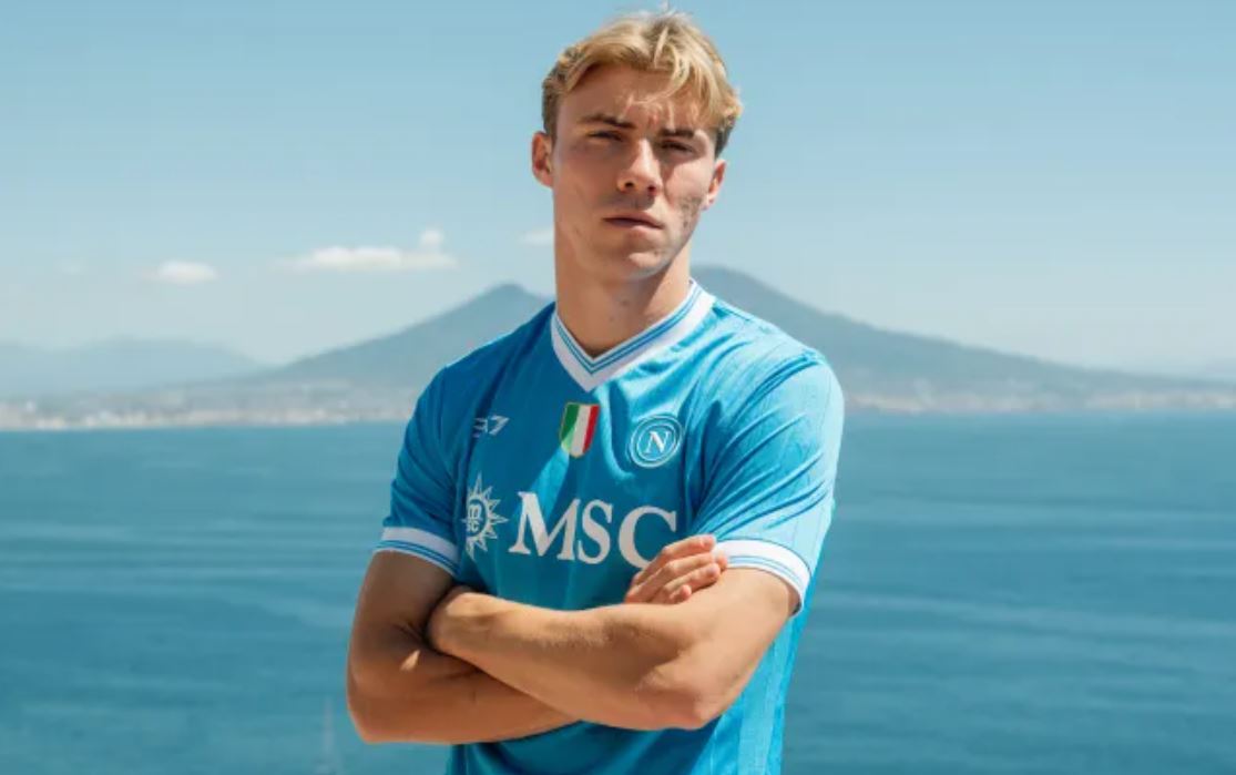 Rasmus Hojlund berseragam Napoli.
