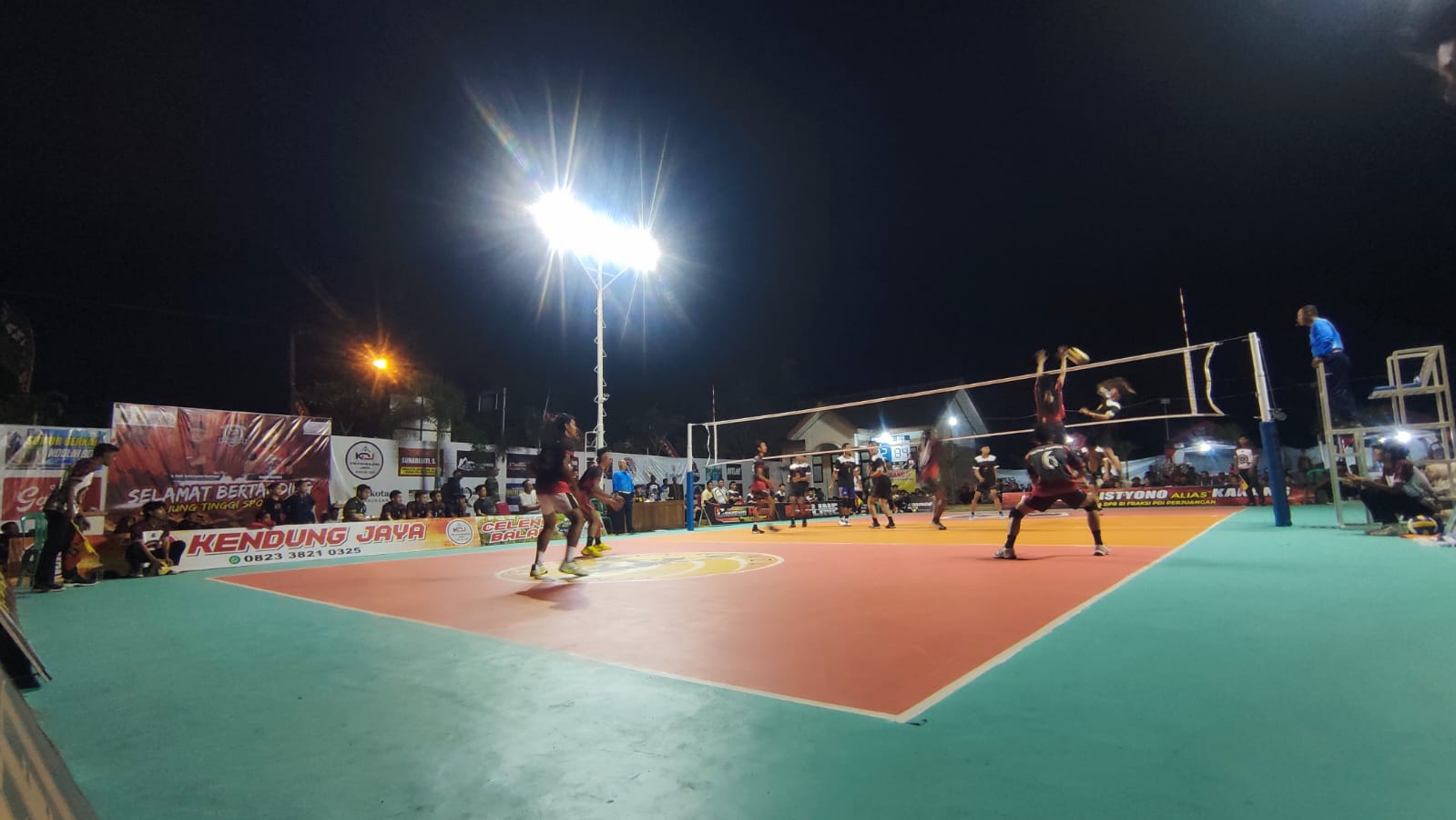 PARTAI PEMBUKA: Partai pembukaan Kendung Cup 2025 mempertemukan tim Putra Mayora Mangunharjo vs Putra Ganesha Puhti.