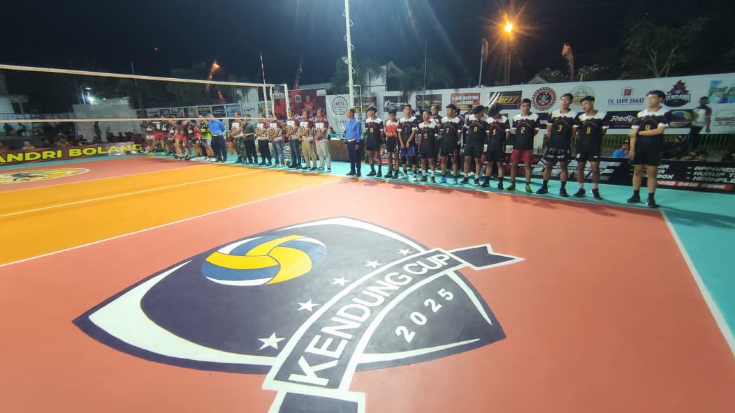 OPENING CEREMONY: Pembukaan Turnamen Bola Voli Kendung Cup 2025, Rabu (3/9) malam di depan pendapa Bhakti Praja kantor desa Kendung, Kecamatan Kwadungan.