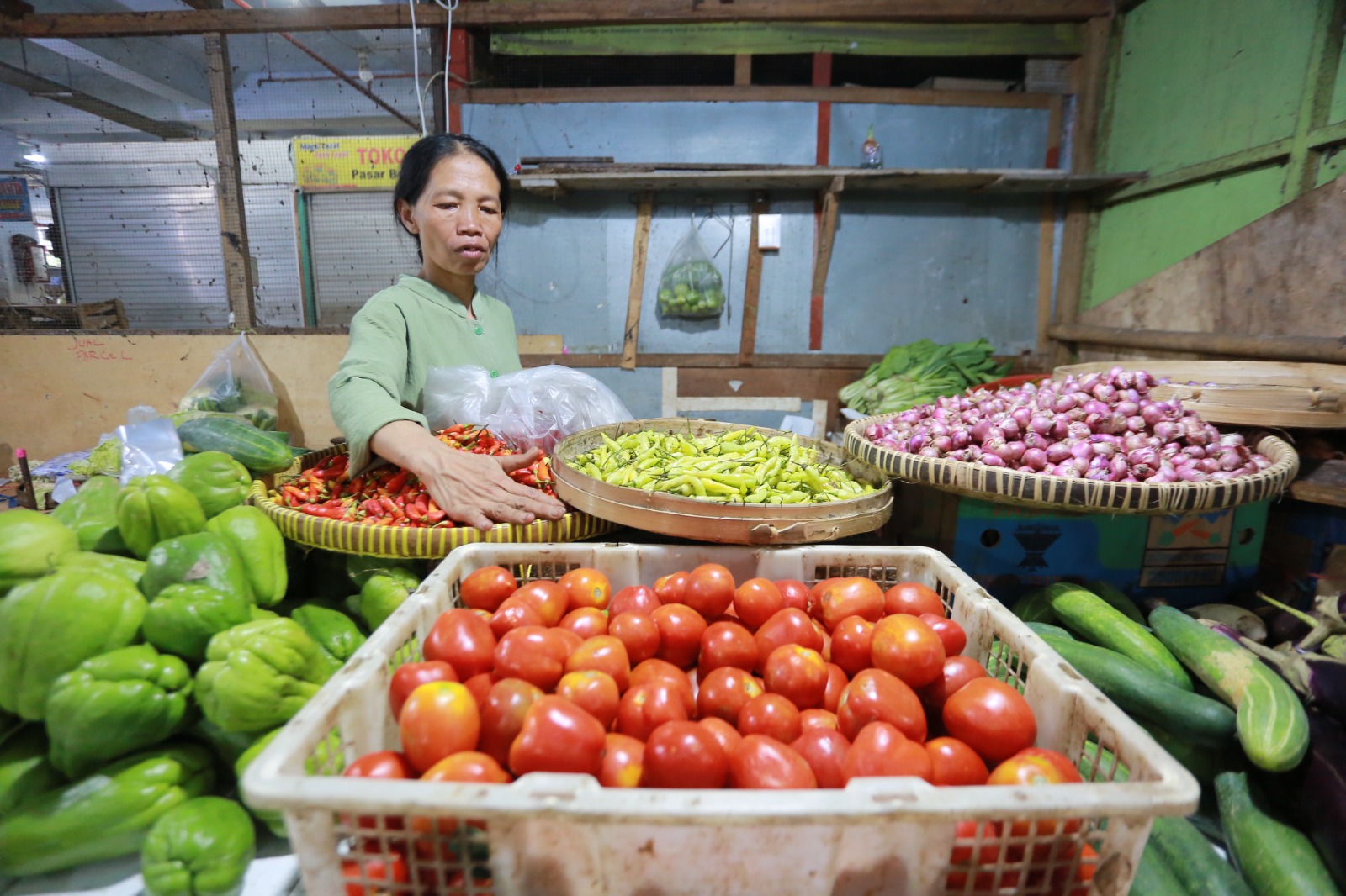 Pemkot Madiun terus memperkuat ketahanan pangan lokal dengan mendorong ASN menanam enam tanaman produktif untuk menekan inflasi akhir tahun. Bagas Bimantara/Jawa Pos Radar Madiun