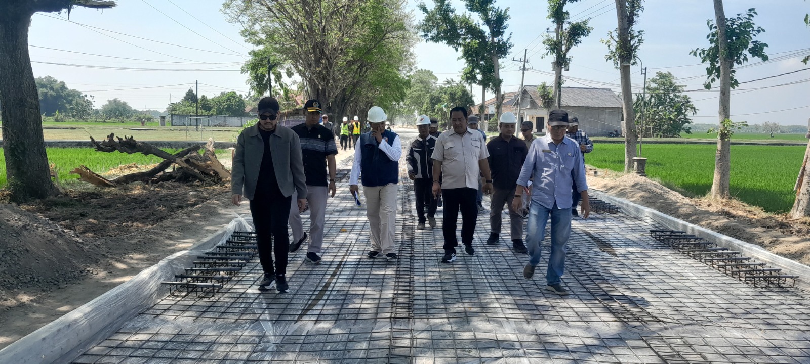 Komisi IV DPRD Ngawi mengecek kualitas dan progres proyek rekonstruksi Jalan Kendung&ndash;Kwadungan senilai Rp 30,8 miliar yang sudah capai 63 persen. ASEP SYAEFUL/RADAR NGAWI