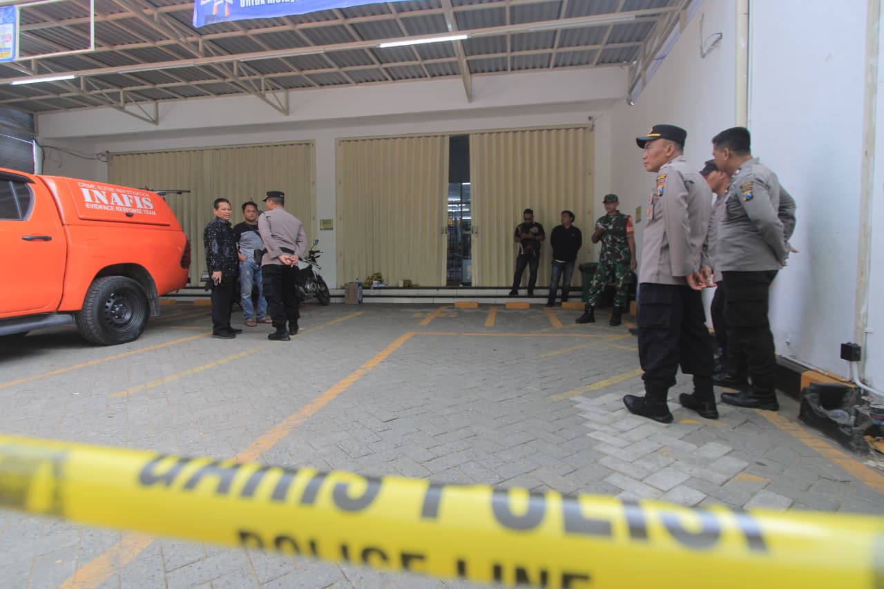 Minimarket di Maospati, Magetan, disatroni 3 pelaku bersenjata bertopeng. Uang kasir dan brankas raib, polisi buru pelaku. AJI PUTRA/RADAR MAGETAN