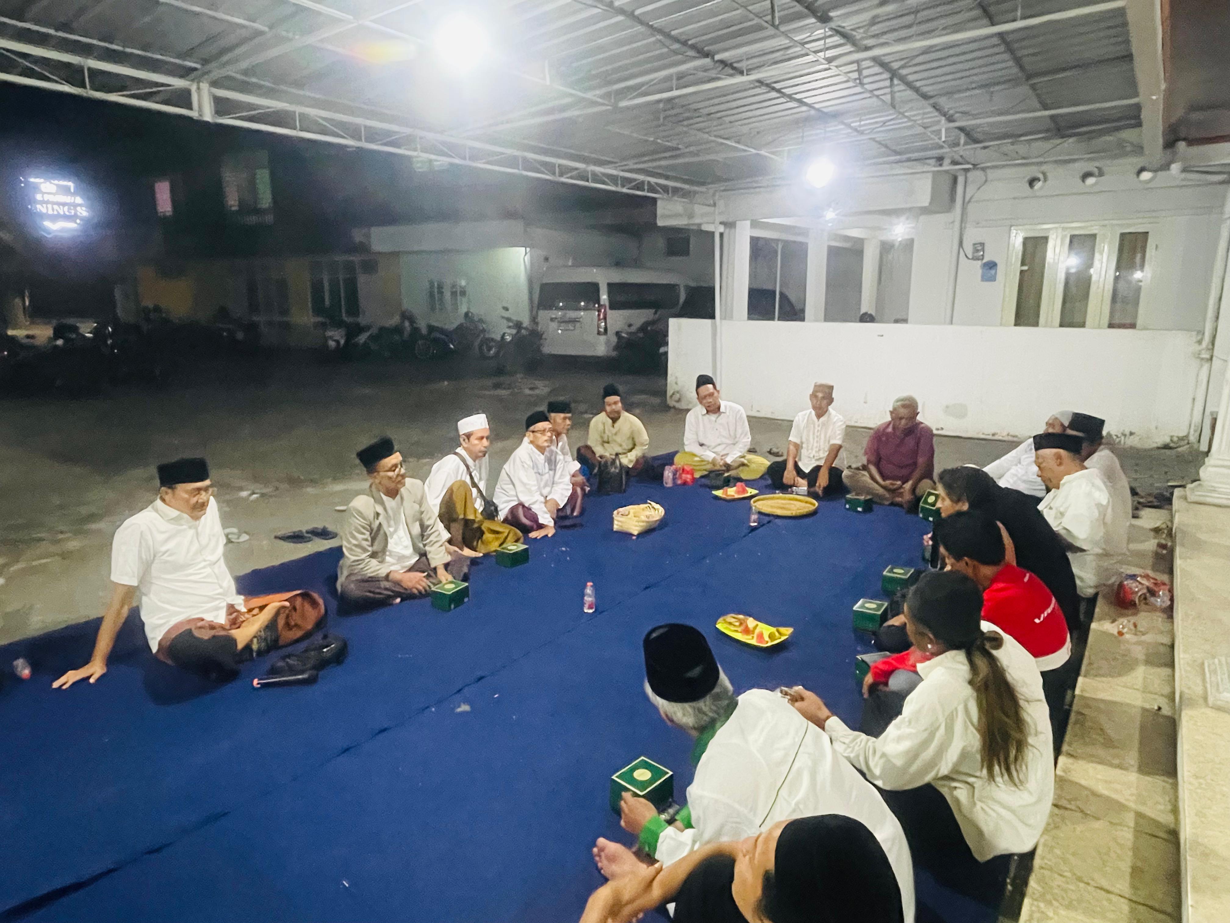 Agus Wiyono bersama warga menggelar doa bersama di Kota Madiun.