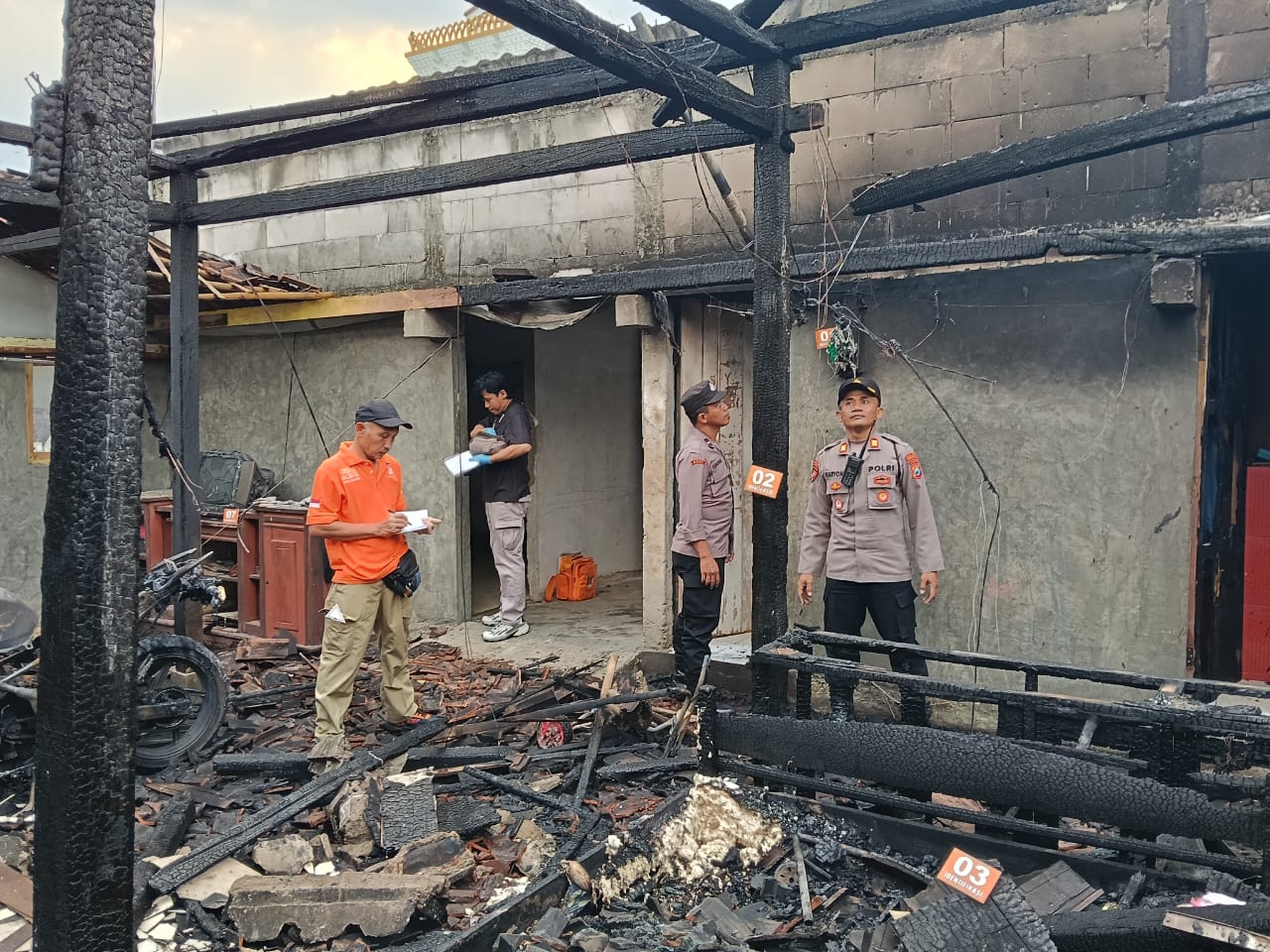 Petugas dari Polres Magetan melakukan olah TKP kebakaran di Panekan. FOTO: ISTIMEWA