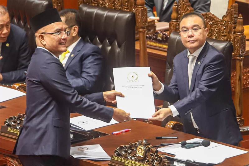Ilustrasi foto : Wakil Ketua DPR Sufmi Dasco Ahmad (kanan) menerima laporan hasil pembahasan dari Ketua Komisi VIII DPR Marwan Dasopang (kiri) pada Rapat Paripurna ke-4 DPR RI, beberapa waktu lalu.