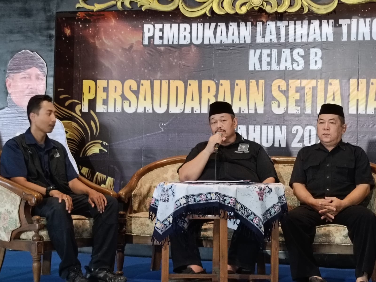 Ketua Lembaga Hukum dan Advokasi PSHT Pusat Madiun Maryano memberikan keterangan terkait pembatalan badan hukum organisasi oleh Menteri Hukum. HENGKY RISTANTO/RADAR MADIUN