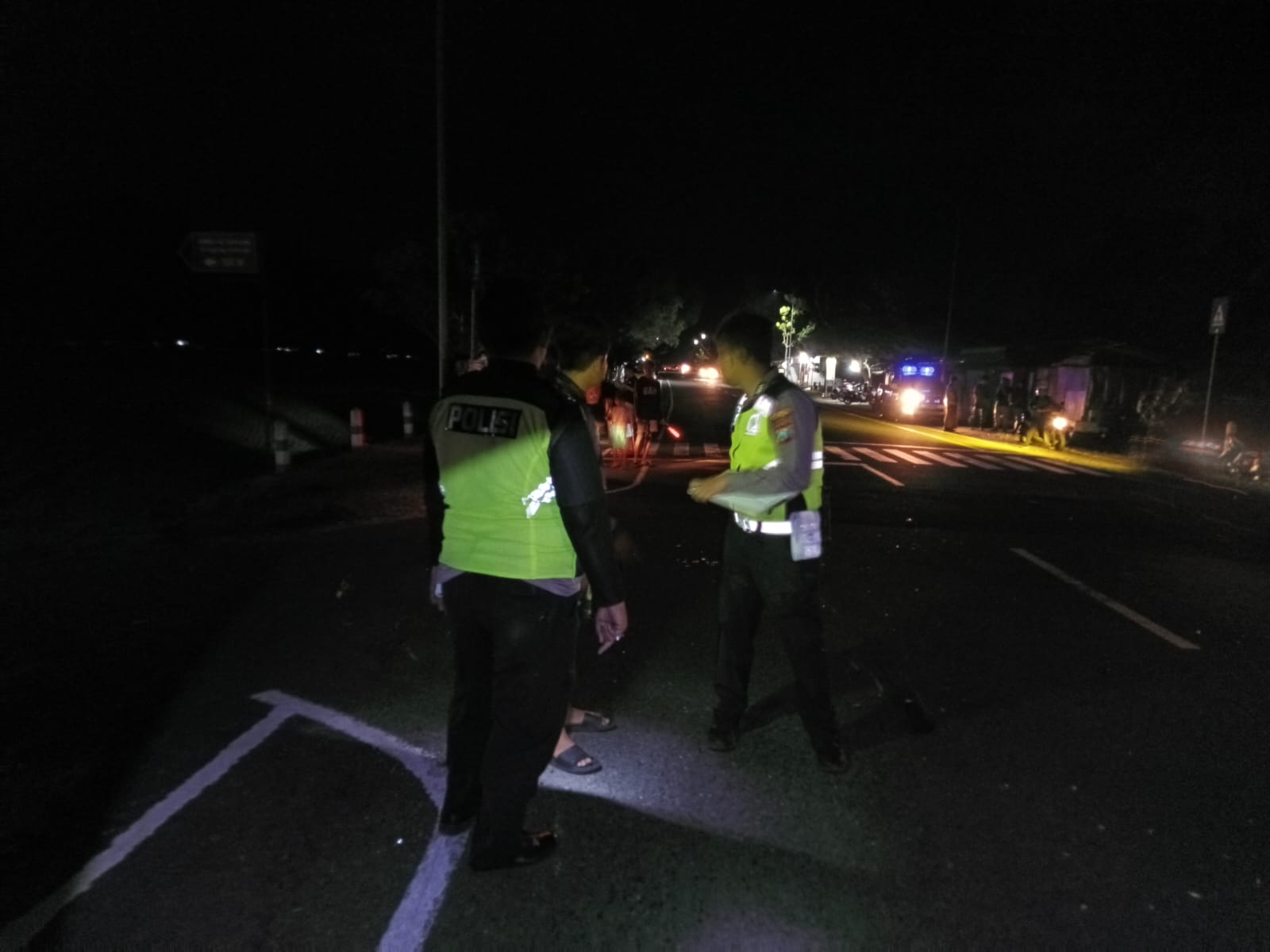 Petugas Satlantas Polres Pacitan saat melakukan olah TKP kecelakaan beruntun di Jalur Lintas Selatan, Kamis (4/9).