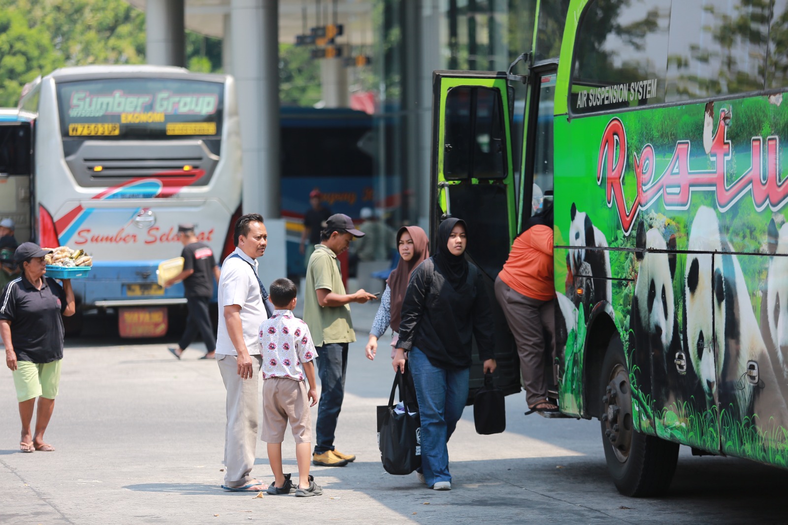 Penumpang tujuan Jabodetabek meningkat 40&ndash;50 persen di Terminal Purboyo Madiun, Kamis (4/9). BAGAS BIMANTARA/RADAR MADIUN