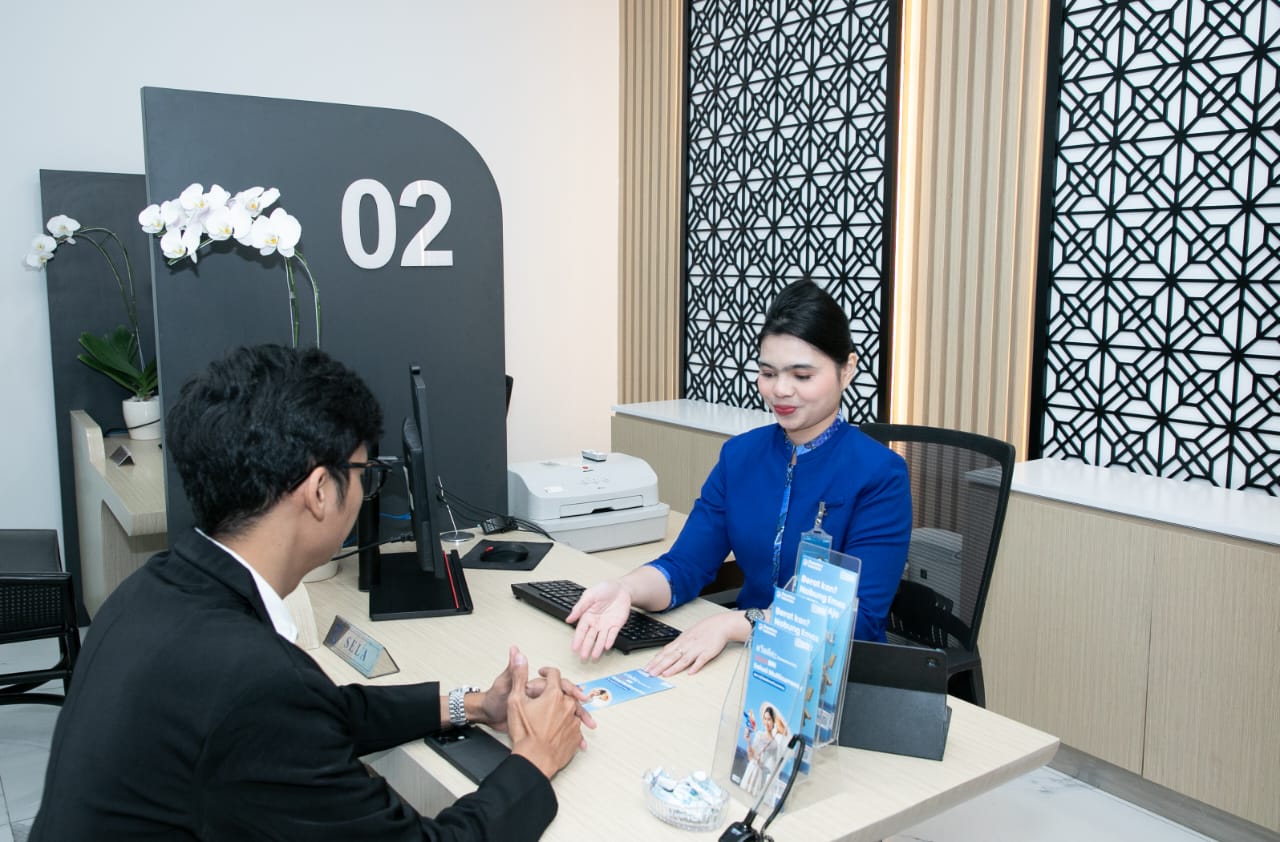 Petugas BRI melayani nasabah di kantor cabang layanan Weekend Banking menjelang libur panjang Maulid Nabi 2025.