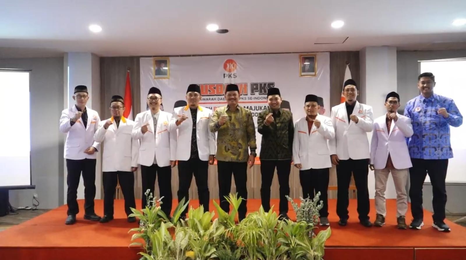 Hasta Hadiwiguna bersama jajaran pengurus DPTD PKS Kota Madiun usai dilantik secara daring oleh DPW PKS Jawa Timur, Sabtu (6/7).