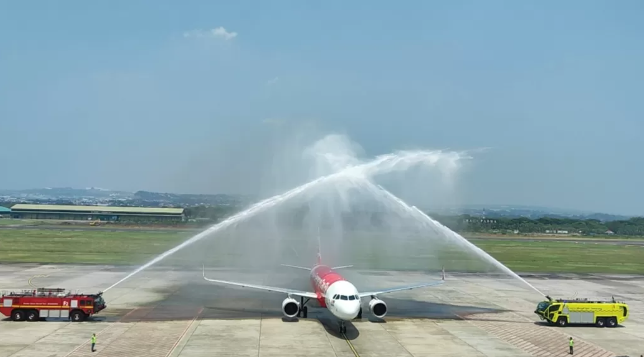 Pesawat AirAsia A320 rute perdana Semarang&ndash;Kuala Lumpur di Bandara Ahmad Yani, 5 September.
