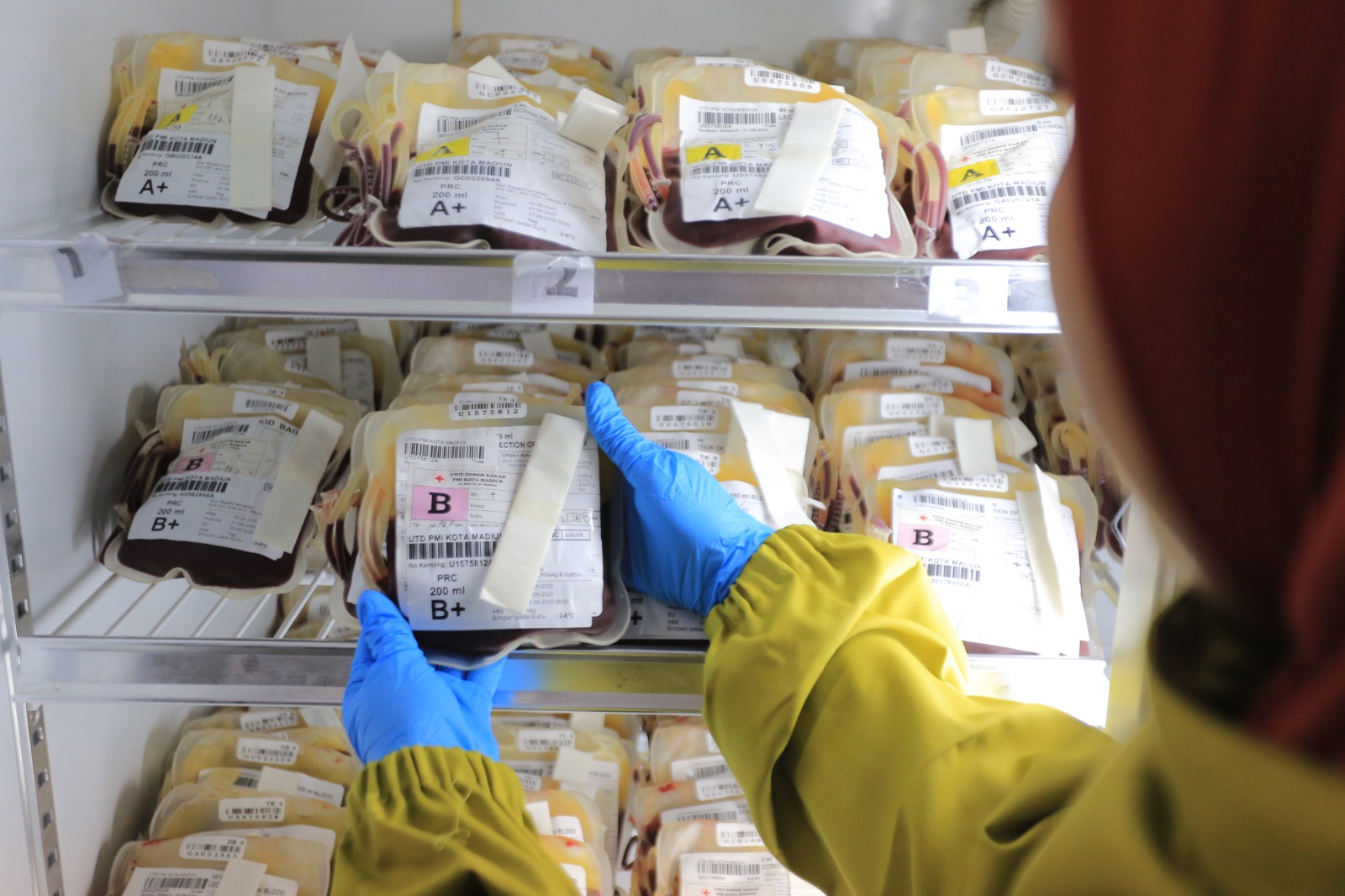 Stok darah yang dimiliki PMI Kota Madiun aman hingga akhir tahun ini karena animo pendonor tinggi. FOTO: BAGAS BIMANTARA/RADAR MADIUN