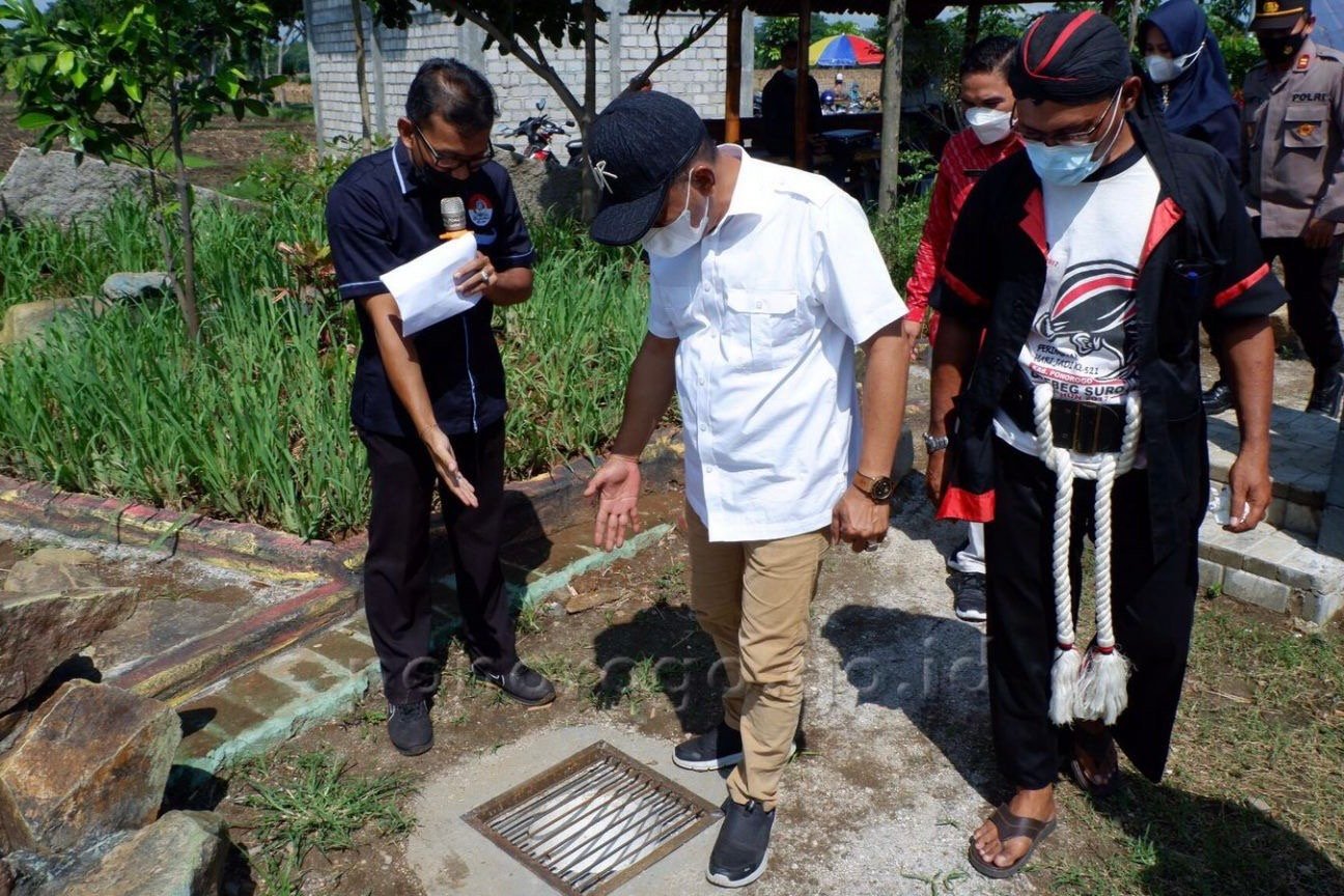 Bupati Ponorogo Sugiri Sancoko meninjau sistem biopori untuk menyerap limbah. FOTO: DISKOMINFO PONOROGO