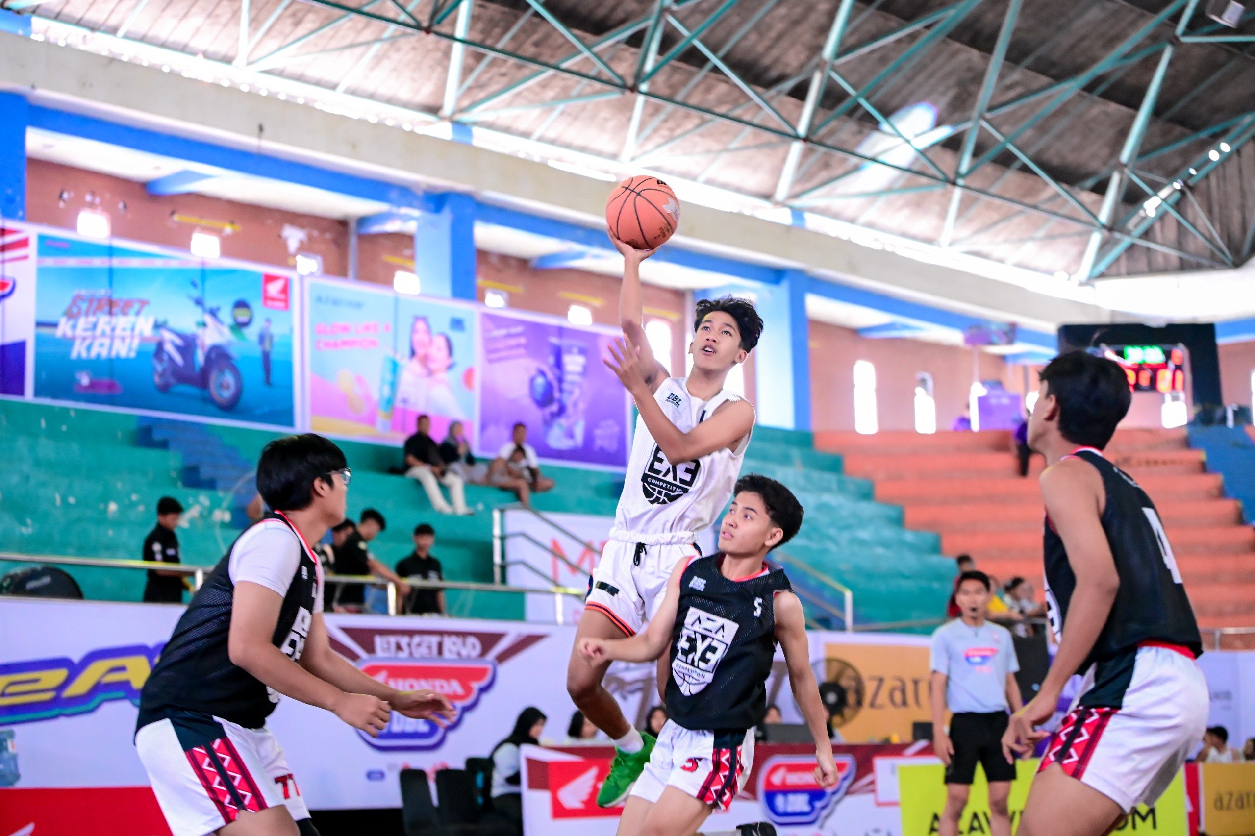 IMPRESIF: Tim Smada Magetan (jersey putih) tampil luar biasa dan berhasil menjadi juara baru AZA 3X3 Competition 2025.
