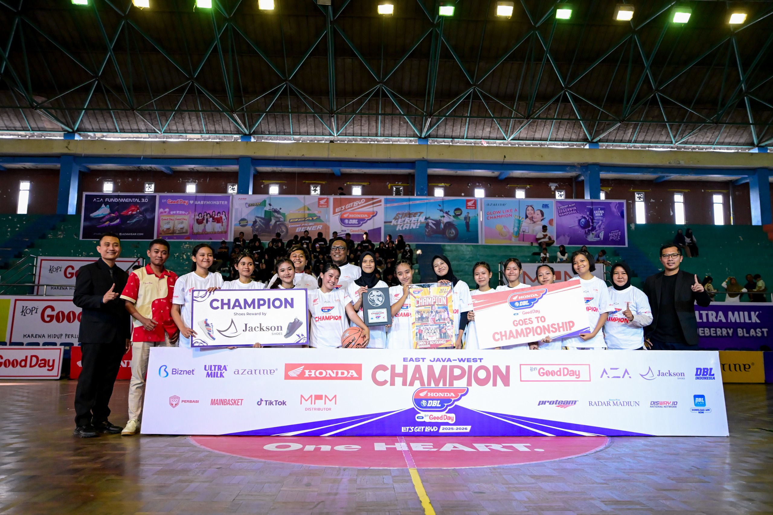 CHAMPION: SMKN 2 Boyolangu cetak sejarah baru dengan berhasil juarai Honda DBL with Kopi Good Day 2025 East Java&ndash;West di GOR Wilis, Kota Madiun.