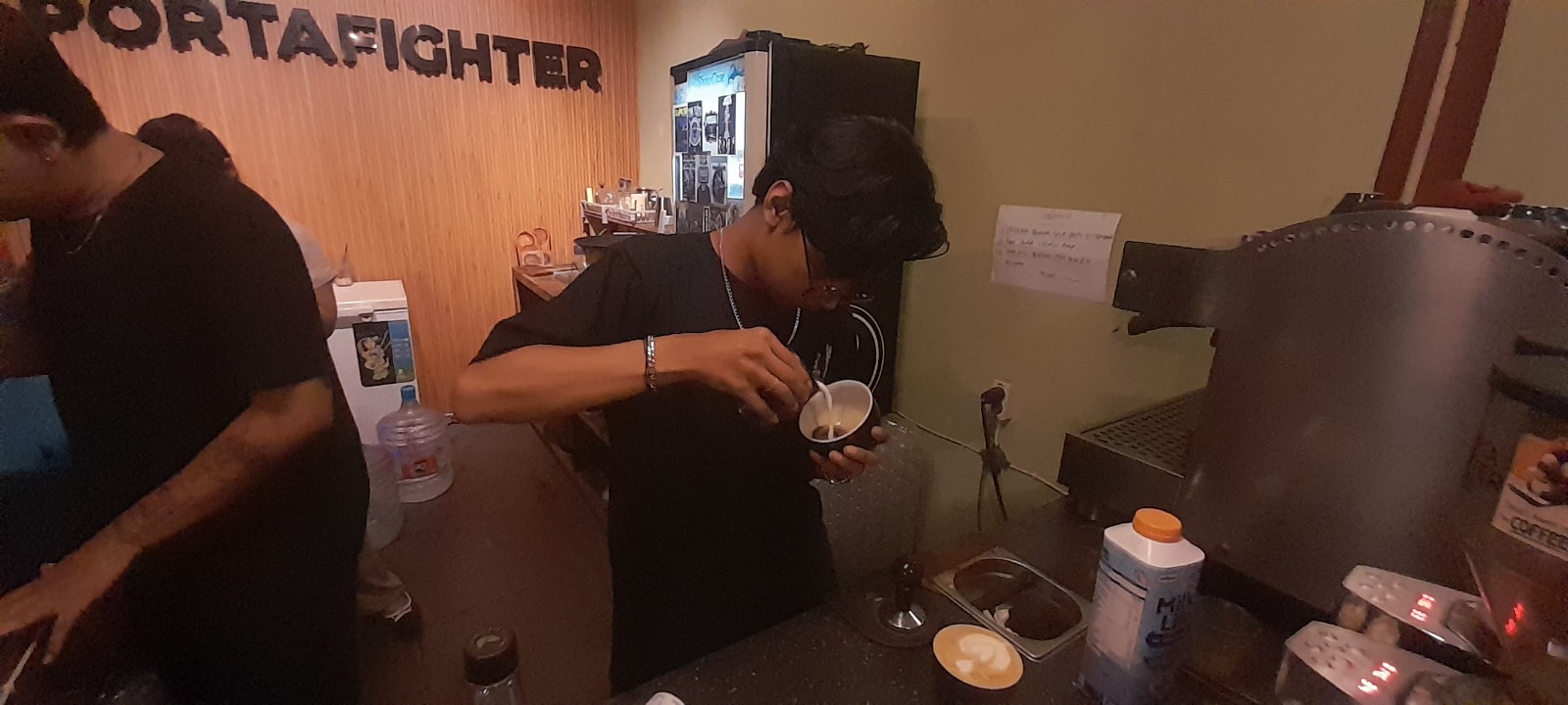 Profesi barista di Ngawi makin diminati seiring menjamurnya kedai kopi yang jadi tren anak muda. ASEP SYAEFUL/RADAR NGAWI