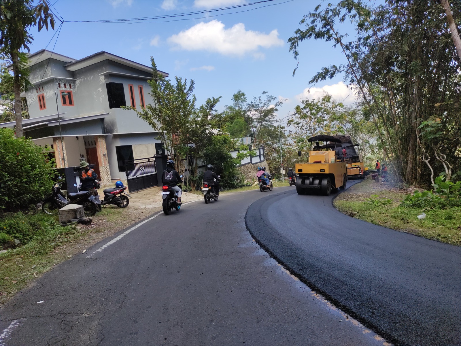 Sejumlah pekerja melakukan pengaspalan di ruas Jalan Pacitan&ndash;Lorok, Desa Wonogondo, Kebonagung. NUR CAHYONO/RADAR PACITAN