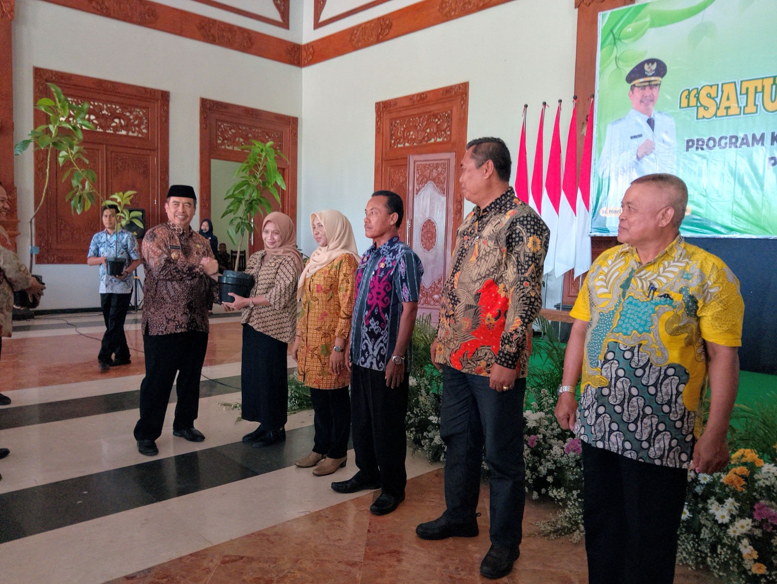 Bupati Madiun bibit alpukat yang akan dibagikan kepada kelompok tani sebagai bagian dari program satu rumah satu pohon. DOK RADAR MADIUN