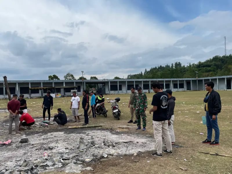 Polisi melakukan olah TKP di lokasi pertandingan voli Soedirman Cup 2025, Minggu (7/9). FOTO: ISTIMEWA