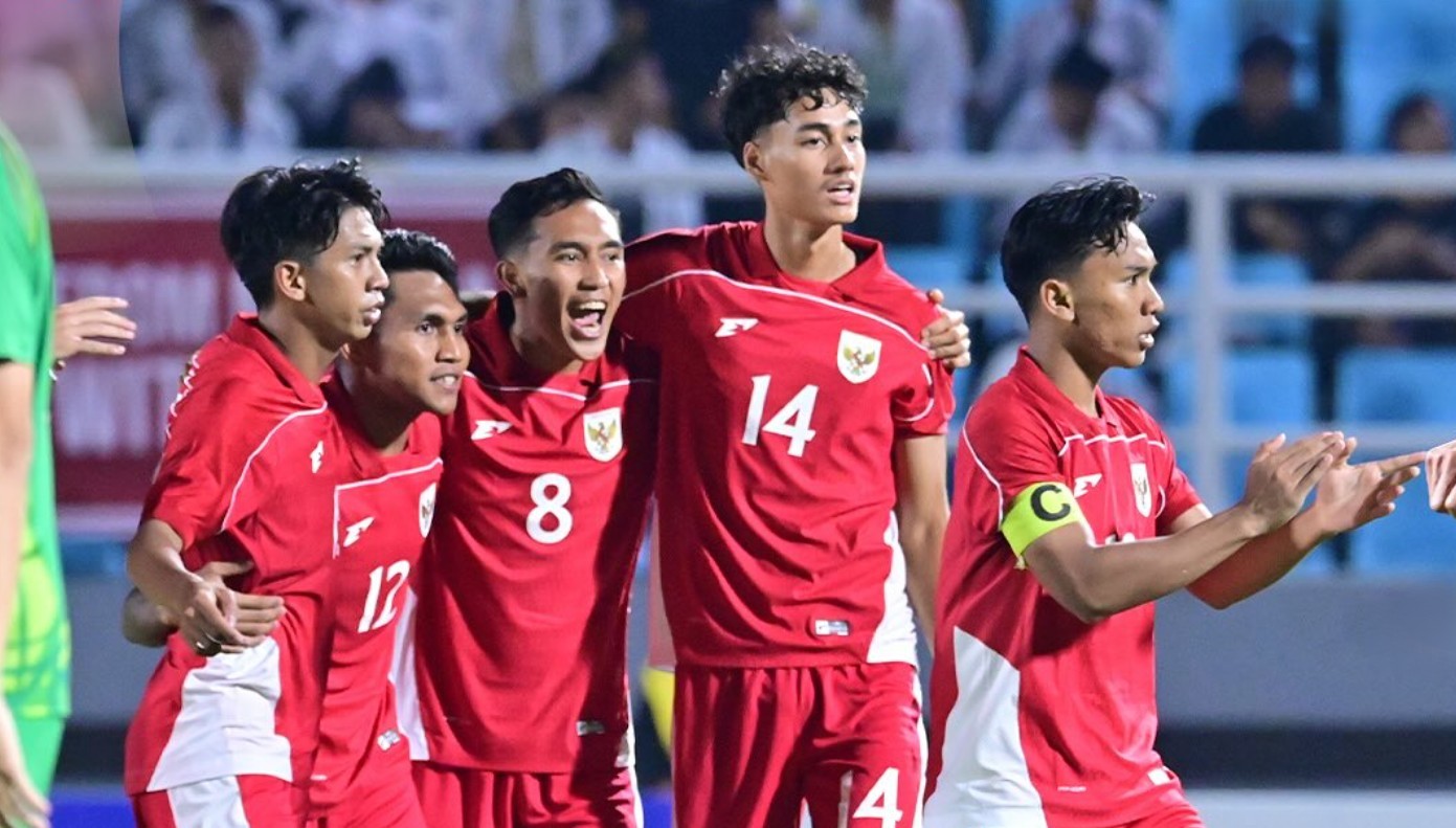 Para pemain Timnas Indonesia U23 melakukan selebrasi bersama.