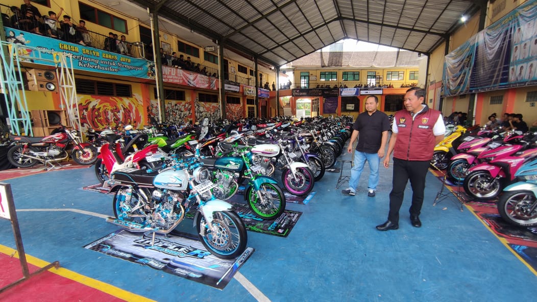 KAGUM: Wakil Bupati Ngawi Dwi Rianto Jatmiko mengunjungi Motorbike Contest Grisa Ngawi dan kagum dengan hasil karya para peserta.