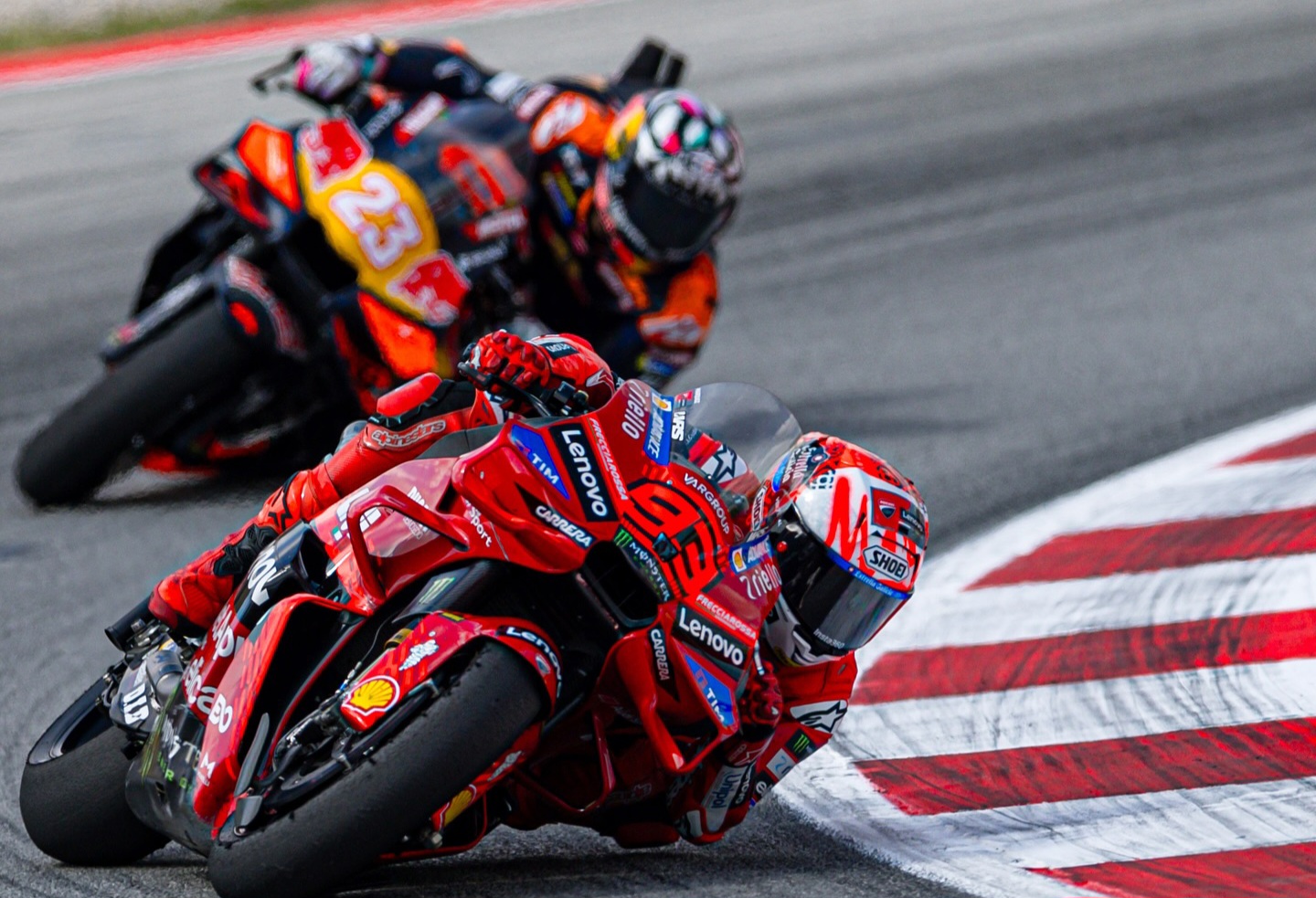 Marc Marquez saat duel dengan Enea Bastianini tadi malam.