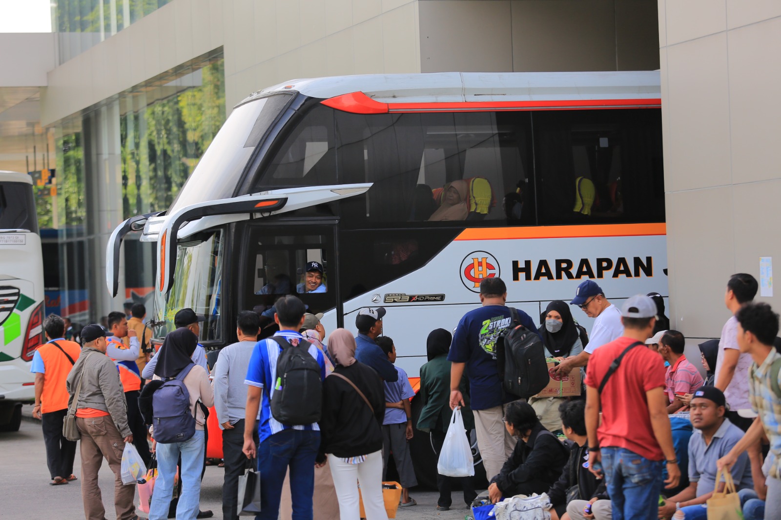 Suasana Terminal Purboyo Madiun dipadati ribuan pemudik saat arus balik libur panjang, mayoritas tujuan Surabaya dan Jawa Tengah. BAGAS BIMANTARA/RADAR MADIUN