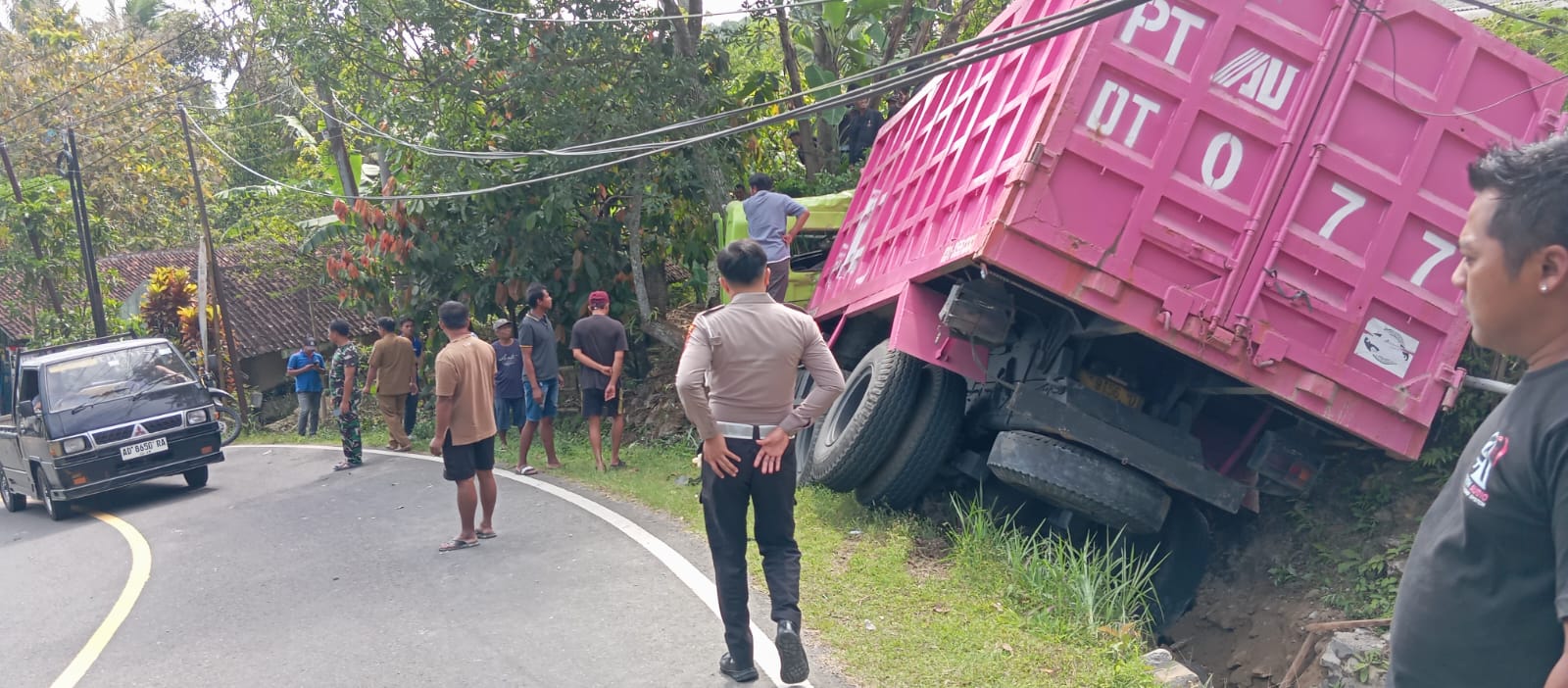 Petugas Satlantas Polres Pacitan melakukan olah TKP kecelakaan truk terguling di Jalan Pacitan&ndash;Tulakan, Senin (8/9). FOTO: ISTIMEWA