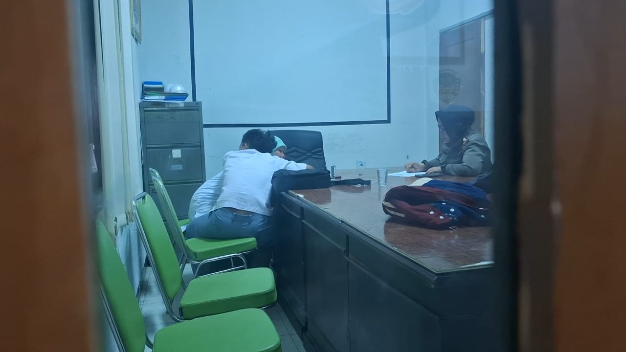 Petugas Satpol PP Kabupaten Madiun mengamankan dua remaja yang diduga mesum di area parkiran Masjid Agung Quba Caruban, Senin (8/9). DIAN RAHAYU/RADAR MADIUN