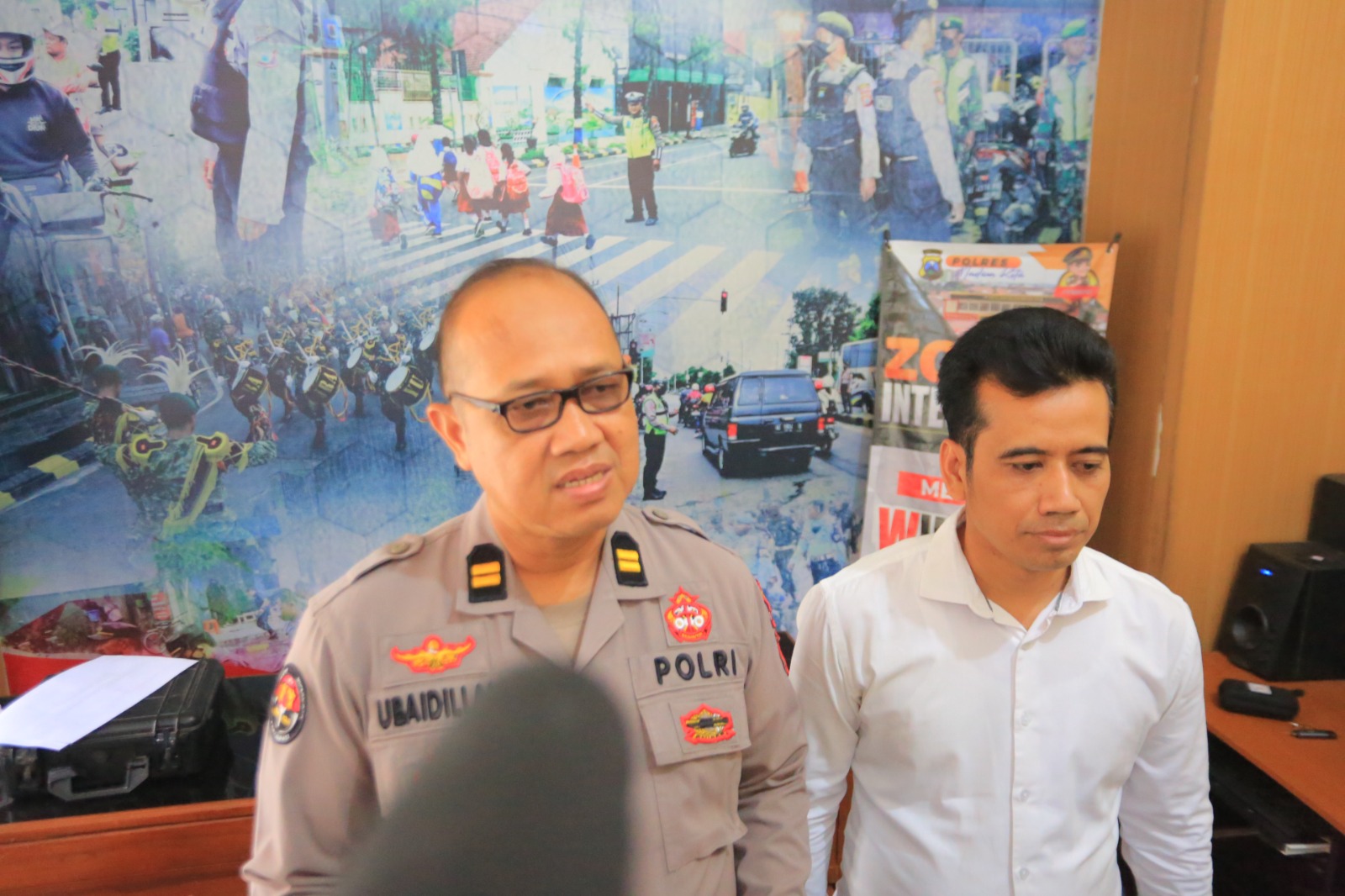 Kasi Humas Polres Madiun Kota Iptu Ubaidillah memberikan keterangan pers terkait ultimatum kepada penjarah gedung DPRD, Senin (8/9). BAGAS BIMANTARA/RADAR MADIUN