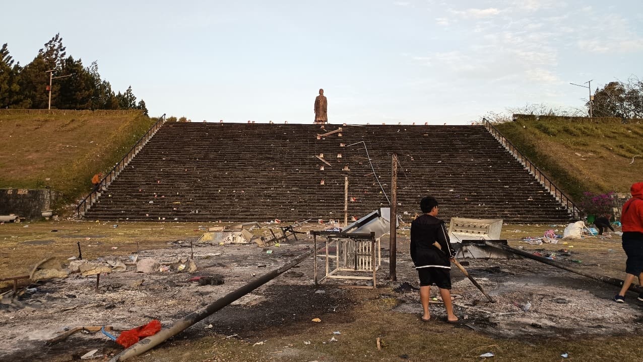 Bekas pembakaran fasilitas pertandingan di Monumen Jenderal Soedirman, Pacitan, usai kericuhan final Soedirman Cup 2025. NUR CAHYONO/RADAR PACITAN
