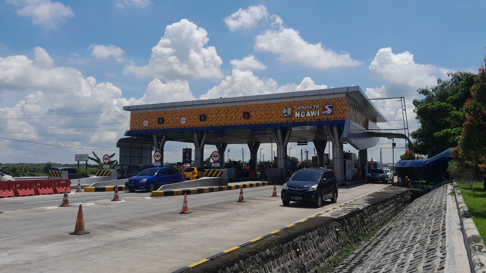 Arus kendaraan meningkat di ruas Tol Ngawi saat libur panjang Maulid Nabi Muhammad SAW, didominasi mobil pribadi. ASEP SYAEFUL/RADAR NGAWI