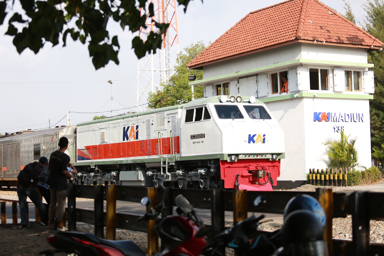 Puluhan ribu penumpang memadati Stasiun Madiun selama libur panjang Maulid Nabi Muhammad SAW, menjadikannya stasiun tersibuk di Daop 7. BAGAS BIMANTARA/RADAR MADIUN