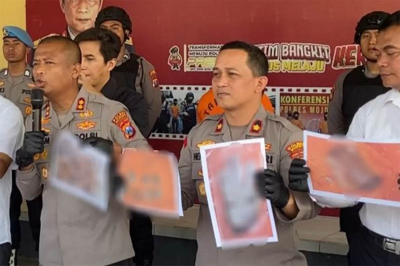Polres Mojokerto menunjukkan foto potongan tubuh korban mutilasi yang ditemukan di Jalur Pacet - Cangar, Mojokerto, Senin 8 September 2025.