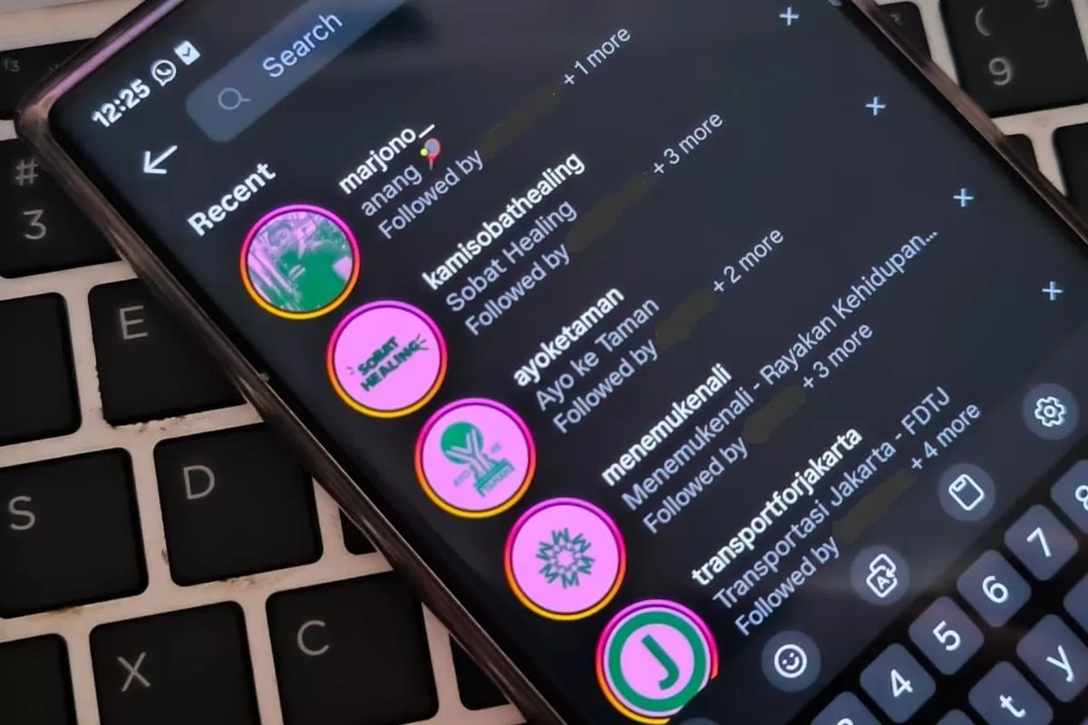 Ilustrasi tren mengganti foto profil dengan warna pink