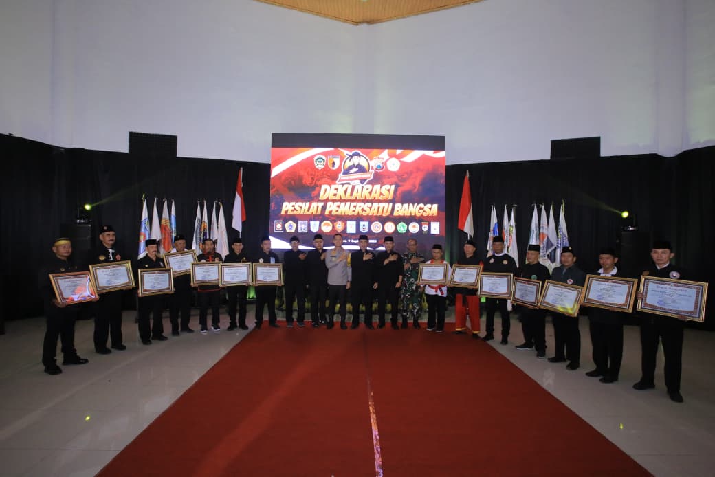 Bupati Madiun Hari Wuryanto bersama forkopimda dan ketua perguruan pencak silat memimpin deklarasi pesilat sebagai pemersatu bangsa. LODITYA FERNANDES/RADAR MADIUN